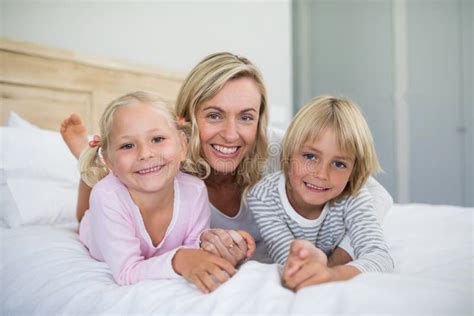 amateur mom and daughter|Ms Son And Daughter In Bed With Mother And Father Father。